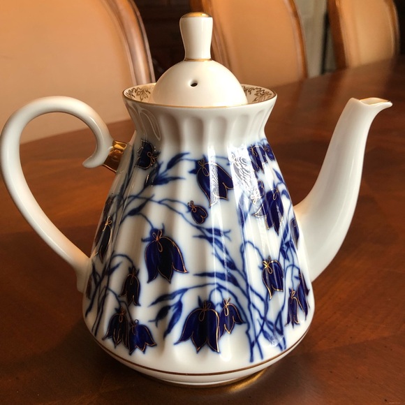 Lomonosov made in St. Petersburg Russia Porcelain with 22K Gold Trim Teapot - Picture 7 of 10